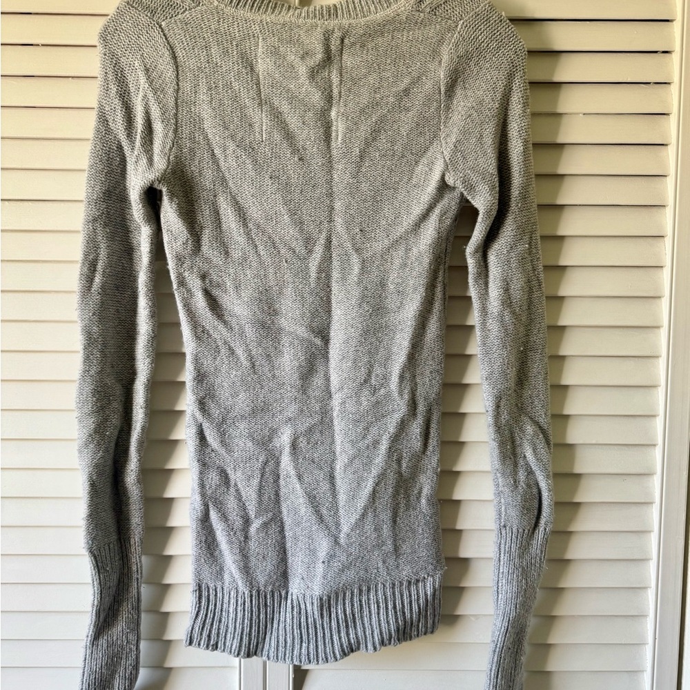 Hollister Light Gray Cable Knit V-Neck Sweater - Picture 3 of 3